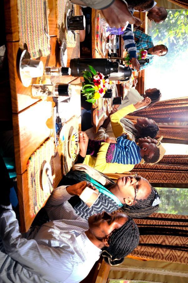 Rhino Watch Safarilodge Mweiga Bagian luar foto