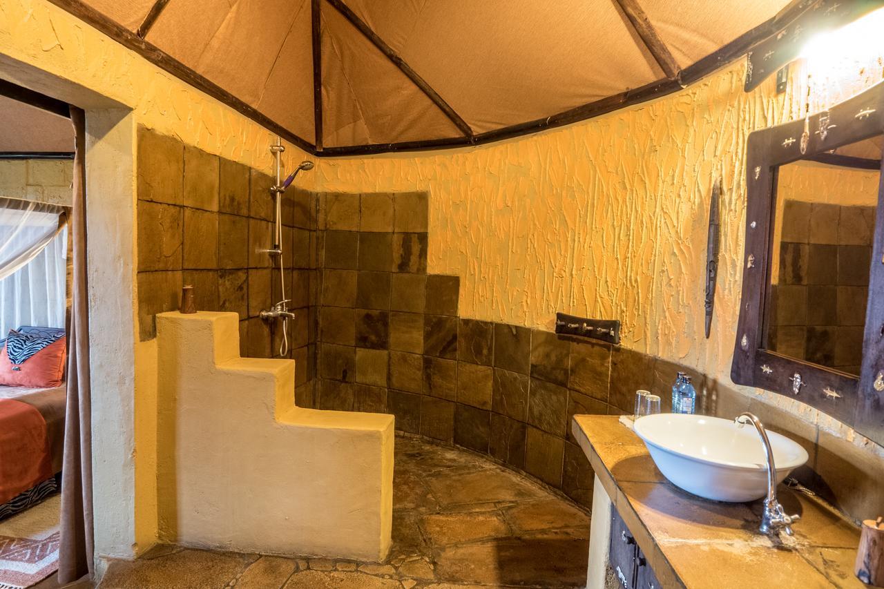 Rhino Watch Safarilodge Mweiga Bagian luar foto