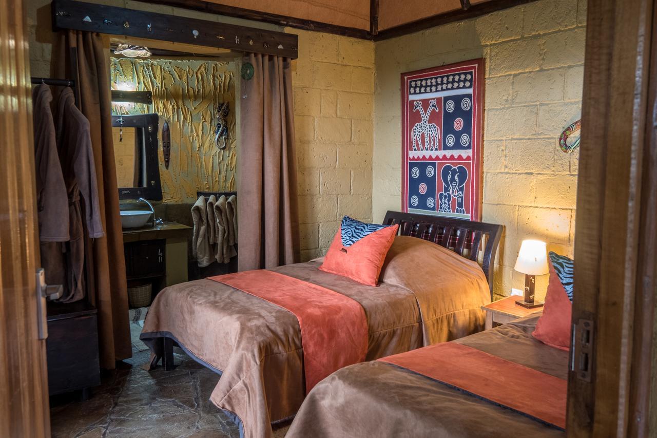 Rhino Watch Safarilodge Mweiga Bagian luar foto