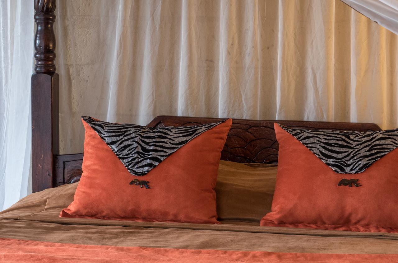 Rhino Watch Safarilodge Mweiga Bagian luar foto